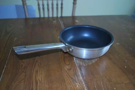 Photo of free Cooking pot and small wok (gatineau ave & de bourgogne st) #2