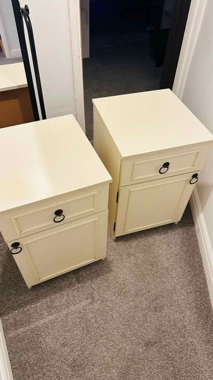 Photo of free bedside table (Ox42qf Oxford Ox42qf) #1