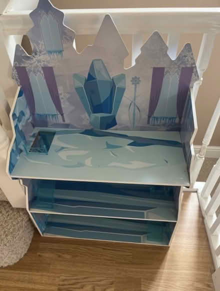 Photo of free Frozen themed dolls house (Hillingdon UB10) #1