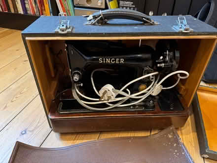 Photo of free Working vintage Singer electric sewing machine (Herne Hill SE24) #2