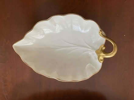 Photo of free China serving plates (Nr Fresh Pond & Mt Auburn Cem.) #3