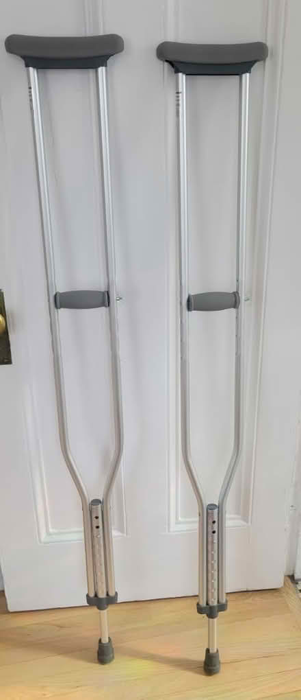 Photo of pair of crutches (Britannia) #1