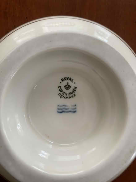 Photo of free Porcelain serving dish (Nr Fresh Pond & Mt Auburn Cem.) #2