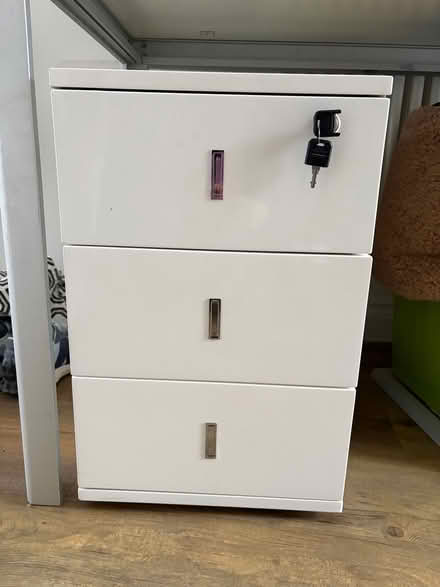 Photo of free Small chest of drawers (Haslemere GU27) #1