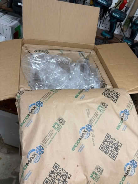 Photo of free Lg. Insulated Shipping Box (Moss Beach) #1