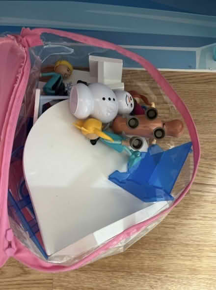 Photo of free Frozen themed dolls house (Hillingdon UB10) #2