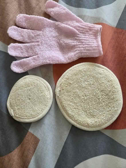 Photo of free I new exfoliating glove and 2 new wash pads (Little Heath RG31) #1