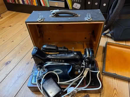 Photo of free Working vintage Singer electric sewing machine (Herne Hill SE24) #3