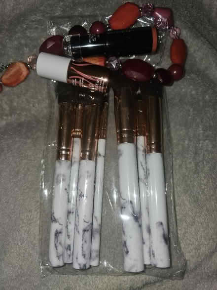 Photo of free Beads, Lipstick, Nail Varnish and Make Up Brushes (BD6) #1
