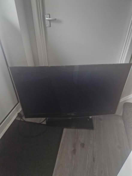 Photo of free Large samsung tv no remote (Stevenage SG2) #1