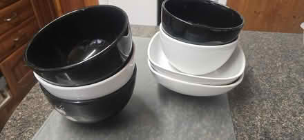 Photo of free Various plates and bowls (Lu40tr) #3