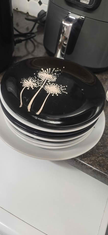 Photo of free Various plates and bowls (Lu40tr) #2