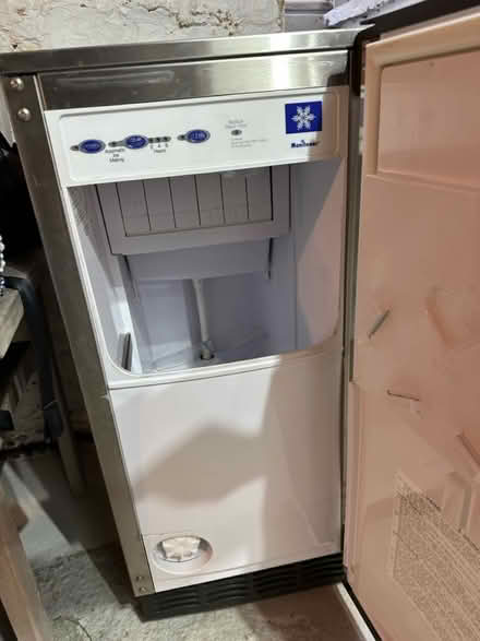 Photo of free Manitowoc ice maker (3 Hoffman place Newport, RI) #2