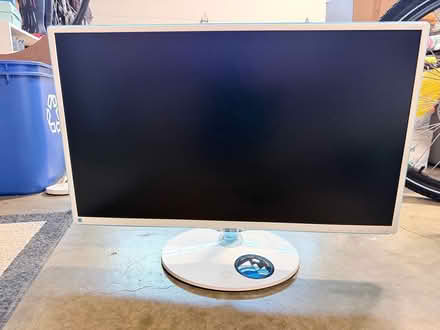 Photo of free Computer Monitor (Golden Way and Lincoln Way) #1