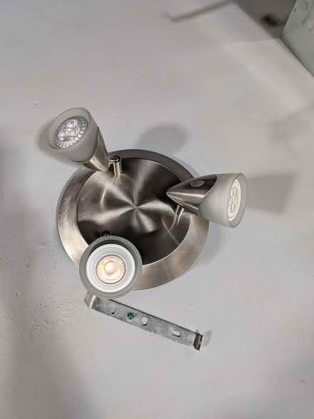 Photo of free Light fixture (Fisher & Meadowlands) #1