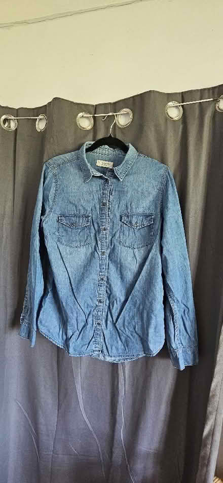 Photo of free Denim shirt (women's) (Hope-under-Dinmore HR6) #1
