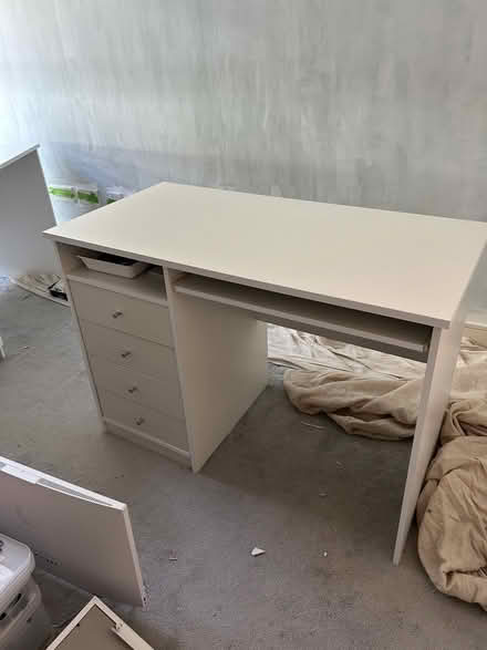 Photo of free White desk (Drayton Park N7) #1