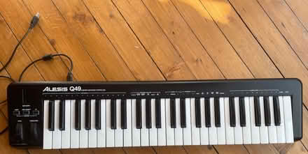 Photo of free NEARLY TAKEN – Alesis Q49 USB/MIDI keyboard controller (Bruntsfield EH10) #1
