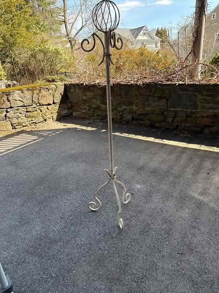 Photo of free White metal coat rack (Bronxville) #1