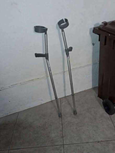 Photo of free crutches (D7) #1