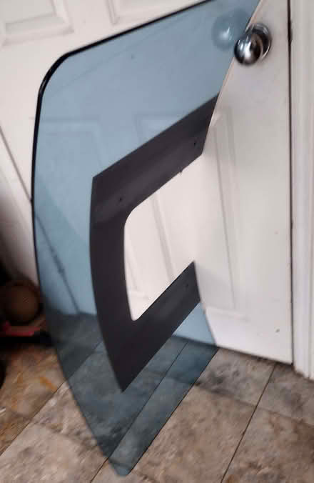 Photo of free PIECE OF TOUGHENED CURVED GLASS FROM COOKER HOOD 100 x 50cm (St Helens TN35) #2