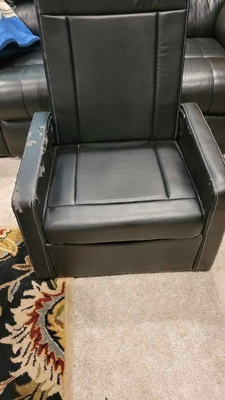 Photo of free Gamer's/TV chair (Des Peres) #2