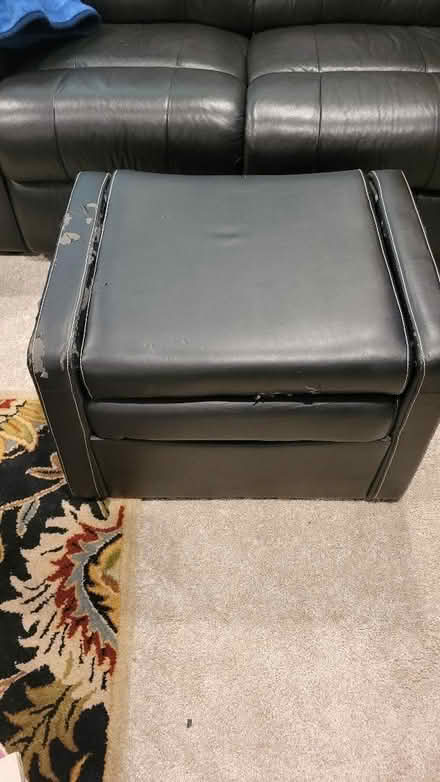 Photo of free Gamer's/TV chair (Des Peres) #1