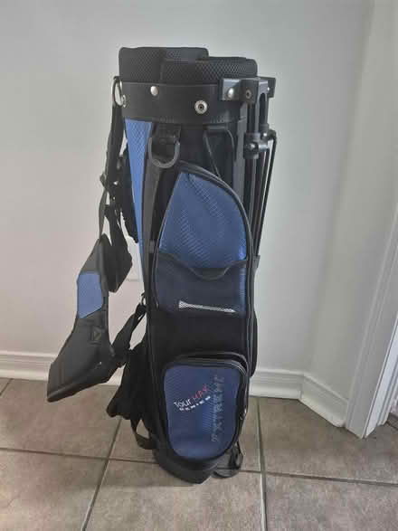 Photo of free Small Sunday golf bag (65 turntable cres) #1