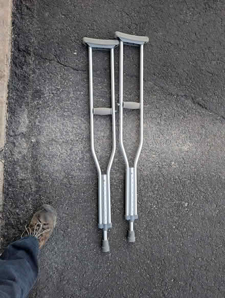 Photo of free Youth-size crutches (Kanata (Eagleson / Hazeldean)) #1