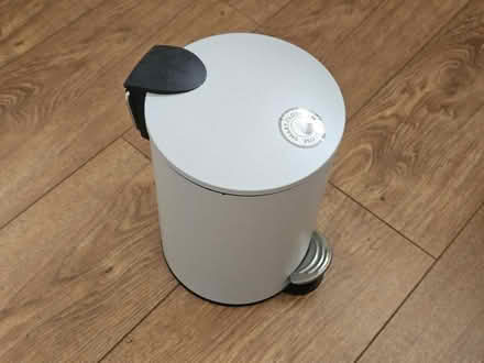 Photo of free small bin unused (Neston near Station CH64) #1