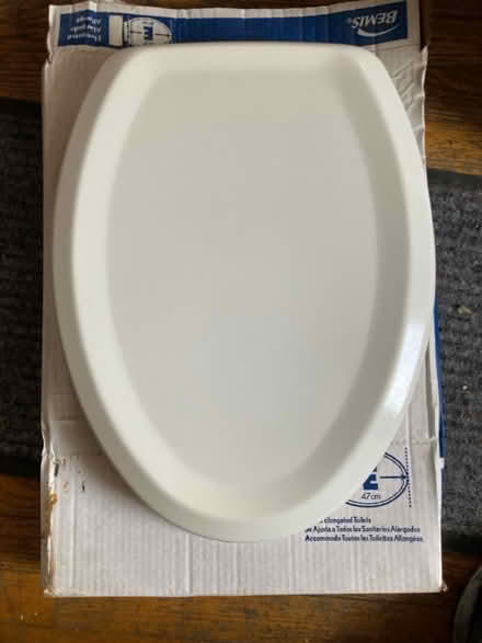 Photo of free Toilet seats 2 not used & 2 gently (Winsted) #3