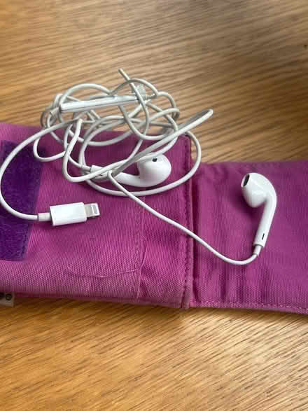 Photo of free I phone head phones (Se6 2ha) #1