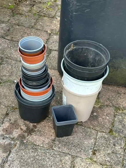 Photo of free Assorted plant pots (Spacey Houses HG3) #1