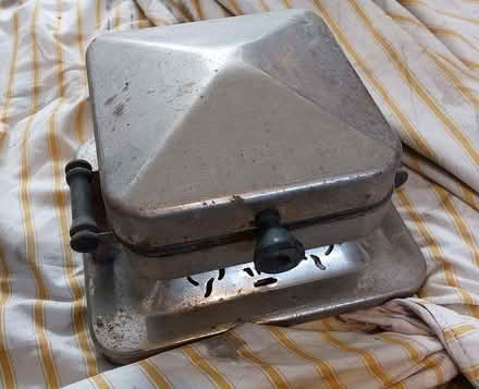 Photo of free American waffle maker 1950s? - no electrical cord (Divinity Road OX4) #1