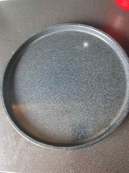 Photo of free Round black metal tray (Sinfin DE24) #1