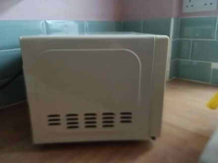 Photo of free Working retro microwave (stalybridge SK15) #3