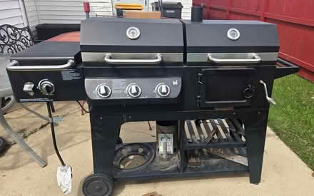 Photo of free Outdoor Grill (Streamwood near HS) #1