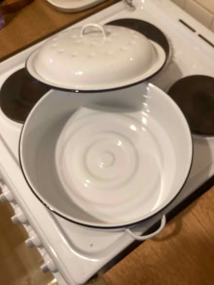 Photo of free Enamel round roaster dish (Lower Earley RG6) #2