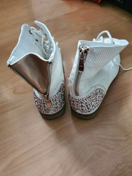 Photo of free White faux leather boots - EUR 39 (Hanworth, TW13) #3