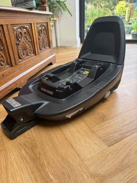 Photo of free Maxi cosi isofix base (AL8) #1
