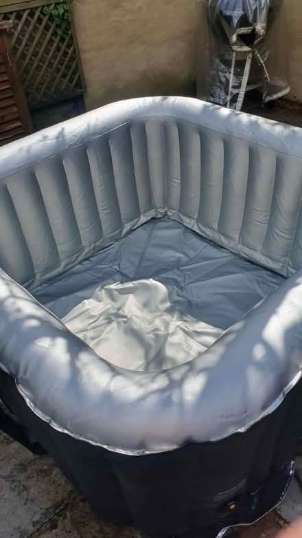 Photo of free Four person hot tub (SE11 Oval Vauxhall) #2