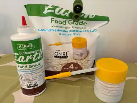 Photo of free Diatomaceous Earth & Duster (North Seattle (Roosevelt)) #1