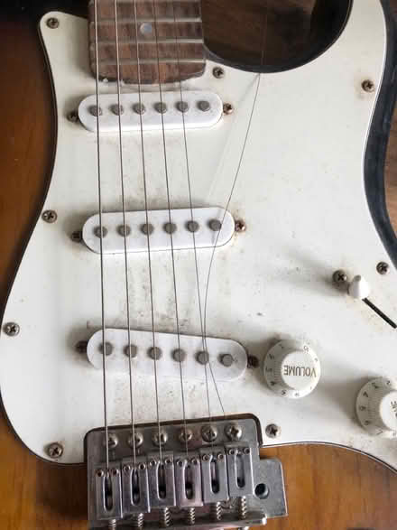 Photo of free Electric Guitar (Cross Gates LS15) #3