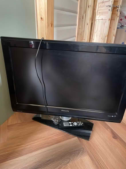 Photo of free 32” colour TV & remote (Hitchin, near Sainsbury’s) #1
