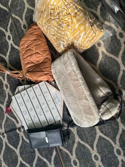 Photo of free Clothes (Fox Hollies B28) #4