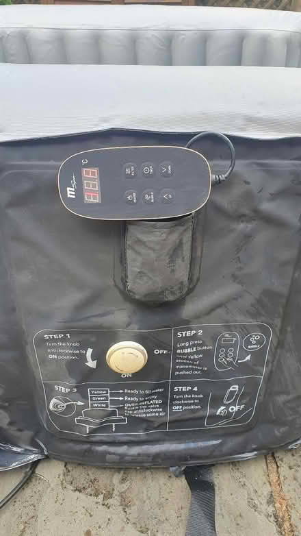 Photo of free Four person hot tub (SE11 Oval Vauxhall) #3