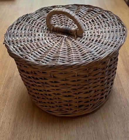 Photo of free Medium size wicker basket with lid (Mansfield nottinghamshire) #1