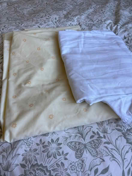 Photo of free Yellow (single) duvet cover (Bexleyheath DA6) #1