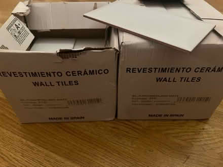 Photo of free White/matt Spanish tiles. Bevelled (Wandsworth SW18) #2