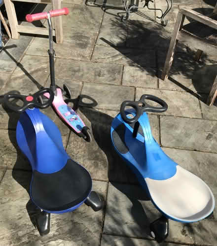 Photo of free One Wiggle Car Blue and White (BR6) #4